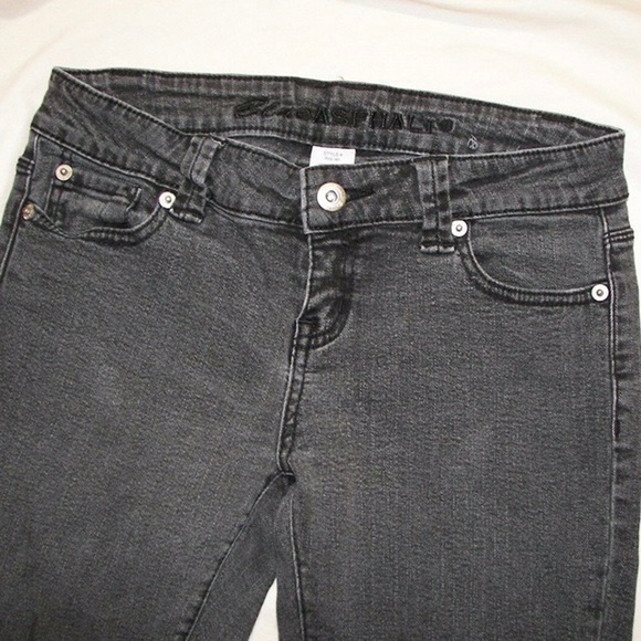 Low Rise Cropped & Frayed Hem - Picture 11 of 16